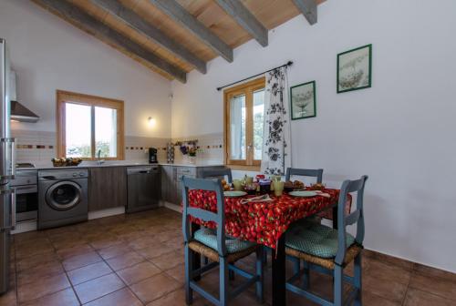 Η κουζίνα ή μικρή κουζίνα στο Country House Son Rebassa