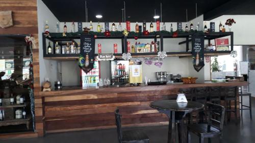 Khu vực lounge/bar tại Lindo Flat no Aldeias das Águas