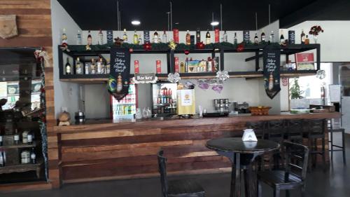 Ο χώρος του lounge ή του μπαρ στο Lindo Flat no Aldeias das Águas