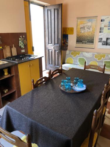 a dining room with a table and a kitchen at Villa Relax in Calabernardo