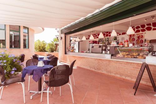 Un restaurante o sitio para comer en Villaggio Mare Si