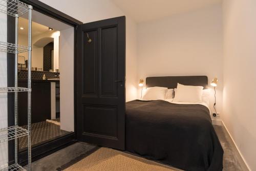a bedroom with a bed and a glass door at Amstel Boutique Studio in Amsterdam