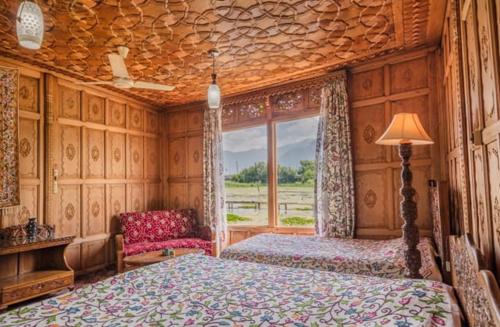 een slaapkamer met een groot bed en een raam bij S Group Of Houseboat in Srinagar