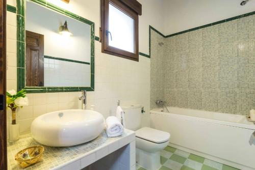 a bathroom with a sink and a toilet and a tub at EL CHARQUILLO CR in Canaleja