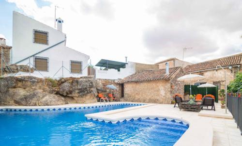 - une piscine en face d'une maison dans l'établissement EL CHARQUILLO CR, à Canaleja
