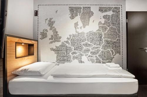 a bedroom with a wall with a map of the world at H.ostel Münster in Münster
