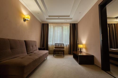 a living room with a couch and a chair at Belle Royalle in Lisarnya