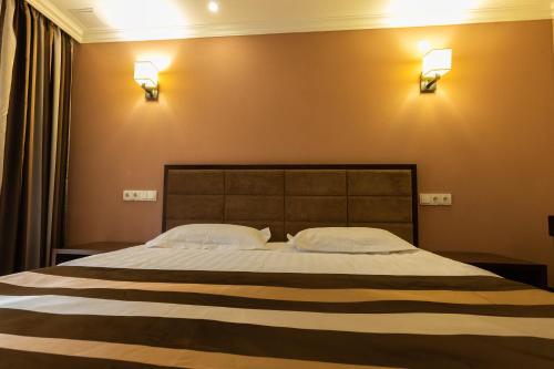 a bedroom with a large bed with two pillows at Belle Royalle in Lisarnya