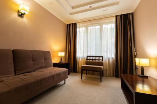 a living room with a couch and a chair and a window at Belle Royalle in Lisarnya