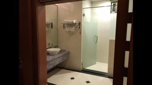 a bathroom with a sink and a glass shower at Yatelanda Motel in Shalu