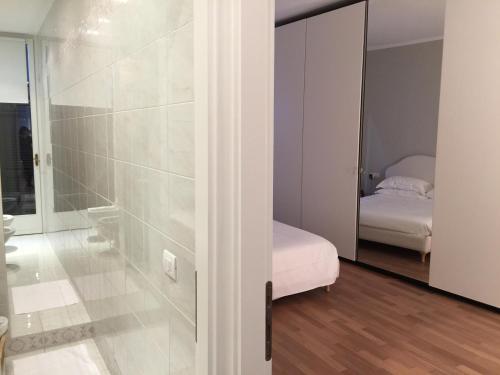 Pokój z sypialnią z łóżkiem i lustrem w obiekcie La Casa di Paola w mieście Lovere