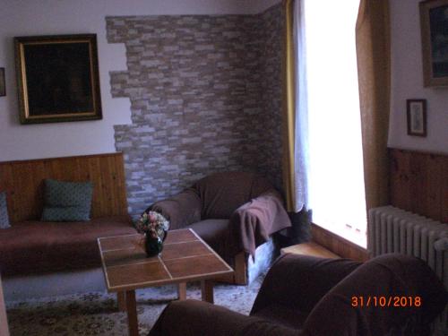 sala de estar con mesa y pared de ladrillo en pension Zuzana, en Praga