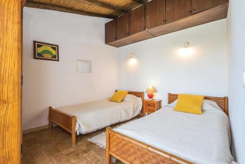 A bed or beds in a room at Bordeira Villa Sleeps 4 WiFi