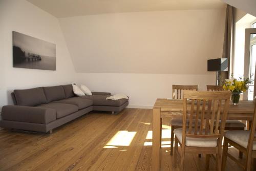 ein Wohnzimmer mit einem Sofa und einem Tisch in der Unterkunft Ferienwohnungen Schlei 42 in Schleswig