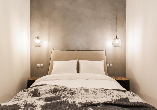 Кровать или кровати в номере Designer Apartment - stroll to the Acropolis