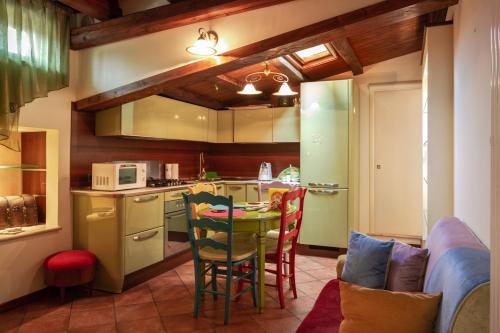una cucina con tavolo e sedie in una stanza di il casseretto ad Ascoli Piceno