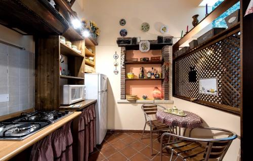 una cucina con piano cottura e tavolo con sedie di La Casa di Sandra a Nicolosi
