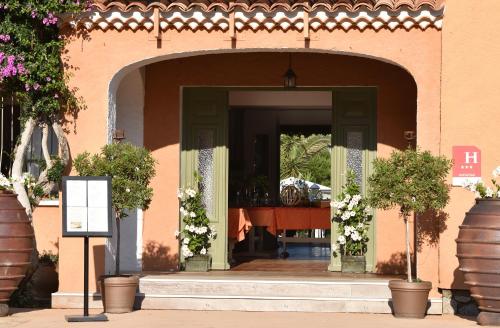 an entry to a building with a green door at Hôtel Les Lentisques in Cargèse
