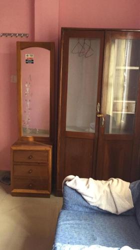 a bedroom with a bed and a dresser and a closet at Vamoose Cosynook Homestay in Takdāh