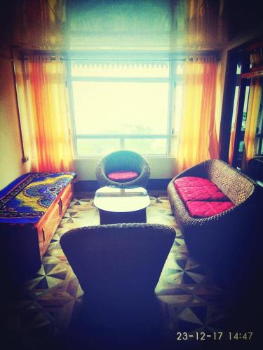 a room with two beds and a window at Vamoose Cosynook Homestay in Takdāh