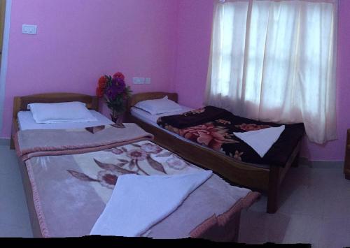 two twin beds in a room with a window at Vamoose Cosynook Homestay in Takdāh