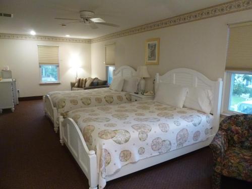 เตียงในห้องที่ Falmouth Heights Motor Lodge