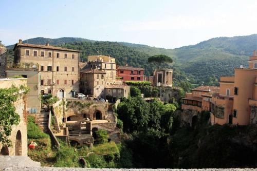 a group of buildings on a hill with mountains in the background at La Casa di Nonna in Tivoli