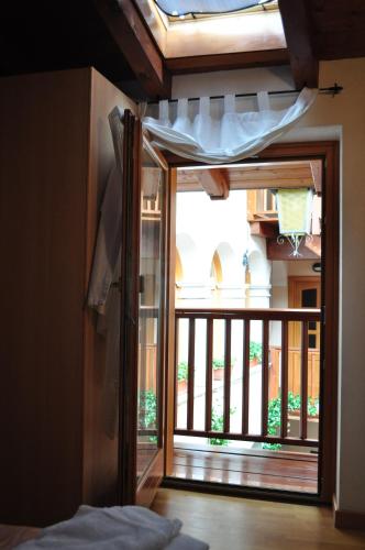 a bedroom with a door open to a balcony at Ai Vellutai in Ala