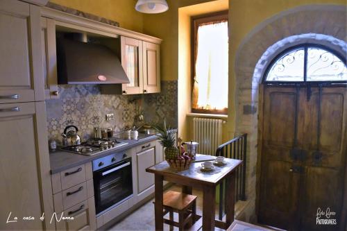 A kitchen or kitchenette at La Casa di Nonna