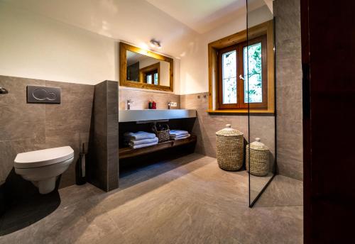 Kylpyhuone majoituspaikassa Schneehaus Lodge