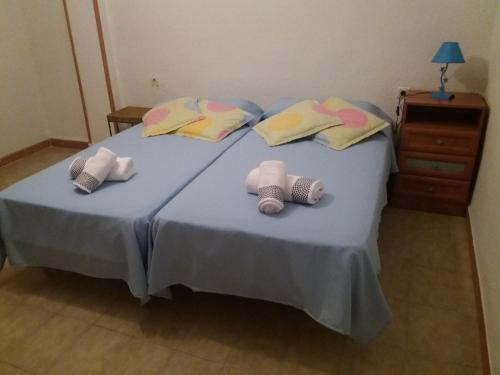 グラナダにあるCalle San Rómulo, n19, 1Cのベッドルーム1室(ベッド2台、タオル、枕付)
