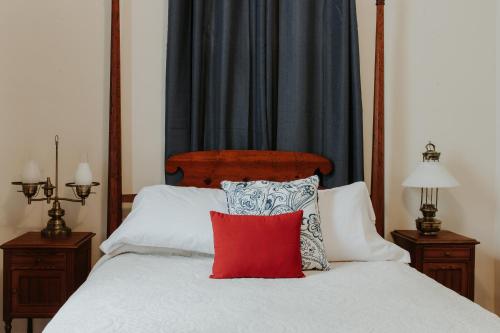 Una cama o camas en una habitación de Maison Mouton Bed & Breakfast