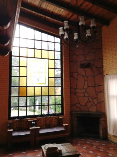 a room with a large stained glass window at Cabañas Lupita 31 in Mazamitla