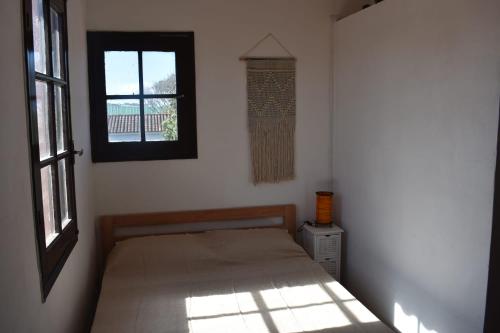 Habitación pequeña con cama y ventana en APARTAMENTO EN EL CENTRO, en La Paloma
