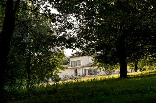 Lignan-de-BordeauxにあるDomaine verte valléeの木の畑の中の家