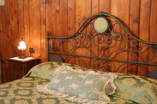 sypialnia z łóżkiem z drewnianą ścianą w obiekcie Maison Chante Lune w mieście Introd