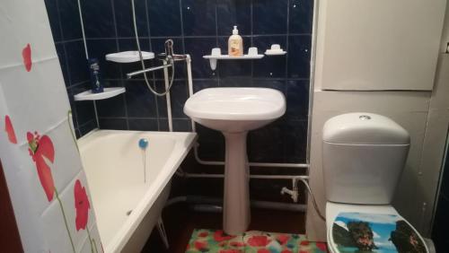a bathroom with a sink and a toilet and a tub at Квартира на ул. Ленина 42 in Salihorsk