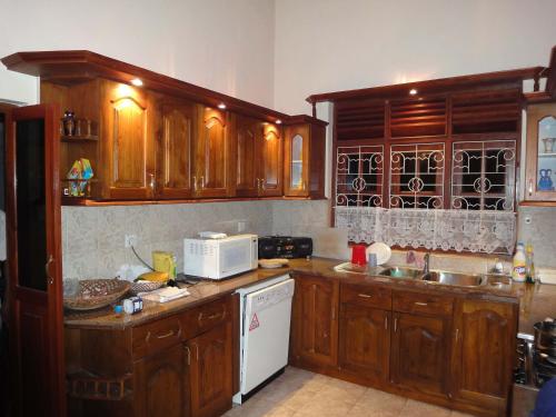 Una cocina o zona de cocina en Lidwins Inn 15 minutes to the airport