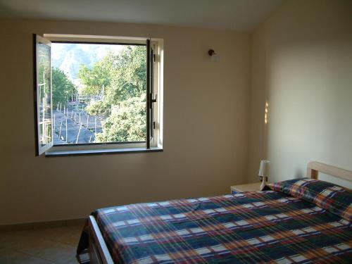 1 dormitorio con cama y ventana en Azienda Agricola Veniero en Piano di Sorrento
