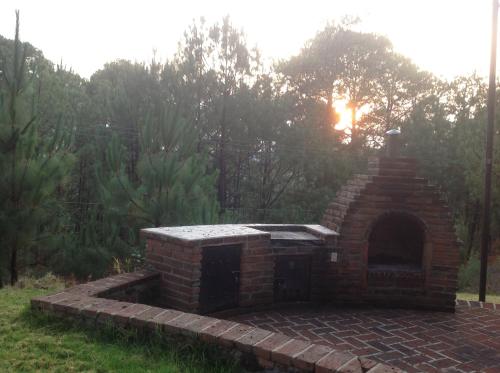 an outdoor brick oven in a yard with the sun setting at Cabañas RuizSeñor in Mazamitla