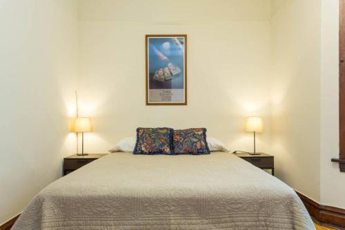 Ένα ή περισσότερα κρεβάτια σε δωμάτιο στο Wrigley Oasis! Steps from the Field! - 3BD 1BA