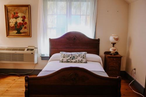 Una cama o camas en una habitación de Maison Mouton Bed & Breakfast