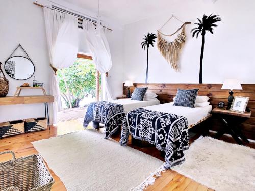 Un pat sau paturi într-o cameră la Sails Beach House