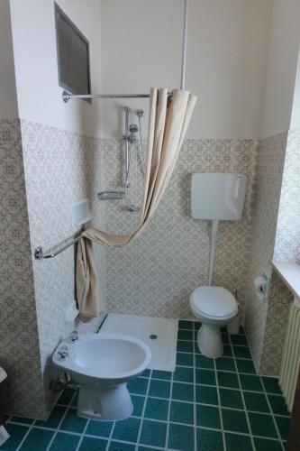 y baño con aseo y lavamanos. en Damarco Alloggio Turistico Locanda en Schio