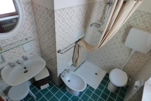 a small bathroom with a sink and a toilet at Damarco Alloggio Turistico Locanda in Schio