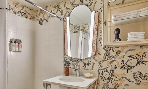 西雅圖的住宿－西雅圖畢業酒店，一间带水槽和镜子的浴室