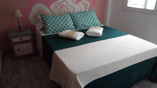 sypialnia z łóżkiem z ręcznikami w obiekcie Apartamento La Loca del Pincel w BuenosAires