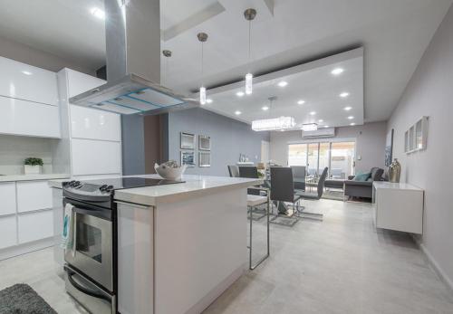 Modern & sleek Apartment, 7 mins from Jobos Beach