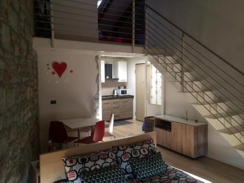 得利雅斯特的住宿－Alessia Deluxe，带楼梯的房间和带桌子的厨房