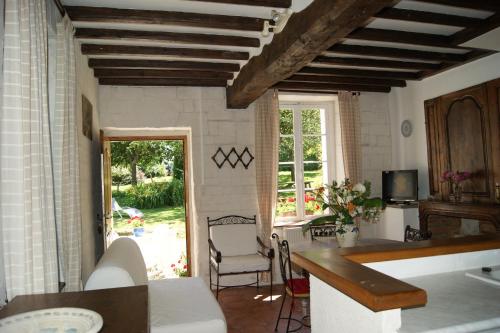 Gîtes Normands de charme les châtaigniers في Bretteville-du-Grand Caux: غرفة معيشة مع أريكة وطاولة